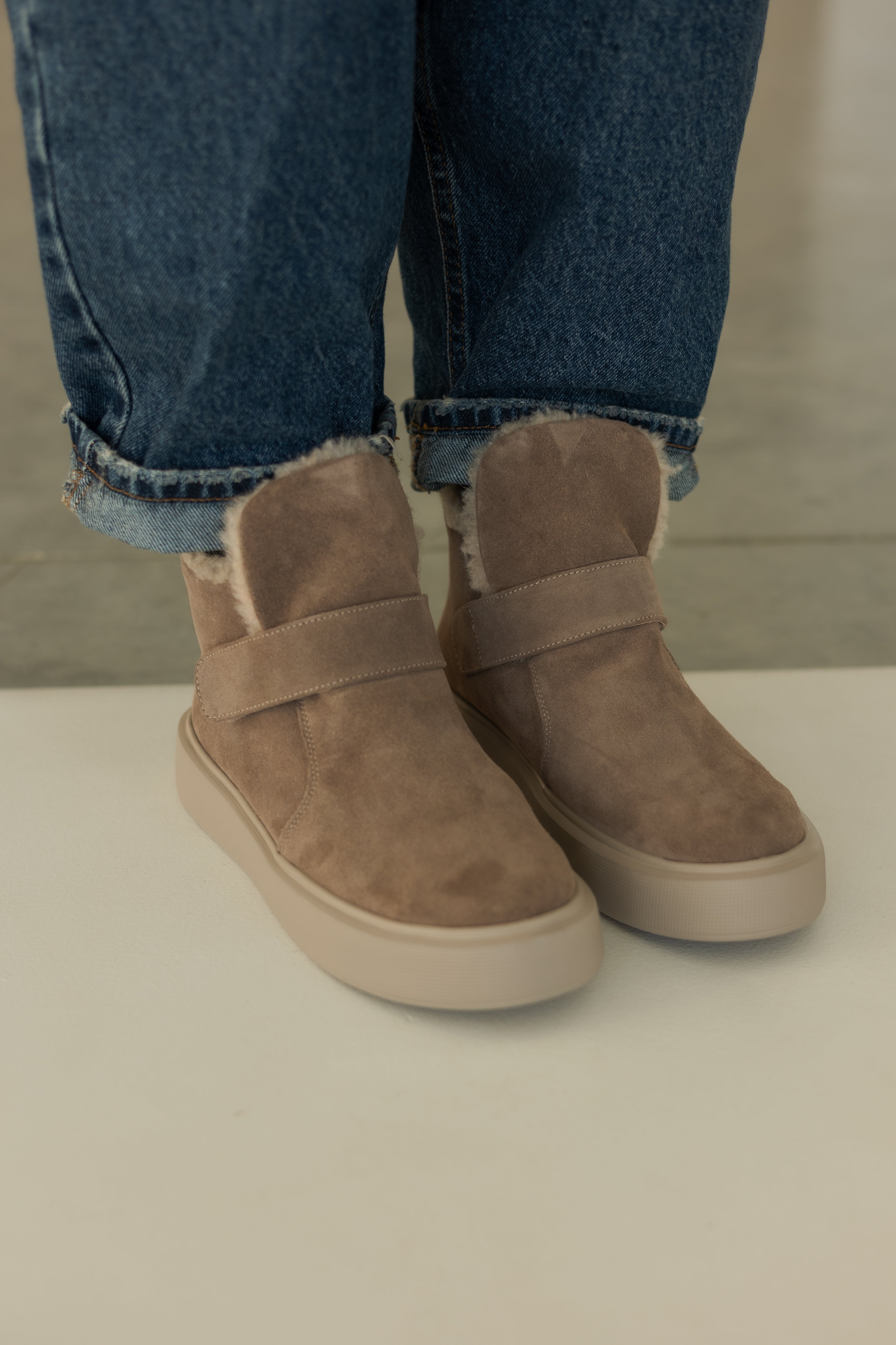 Stylish suede boots with fur.