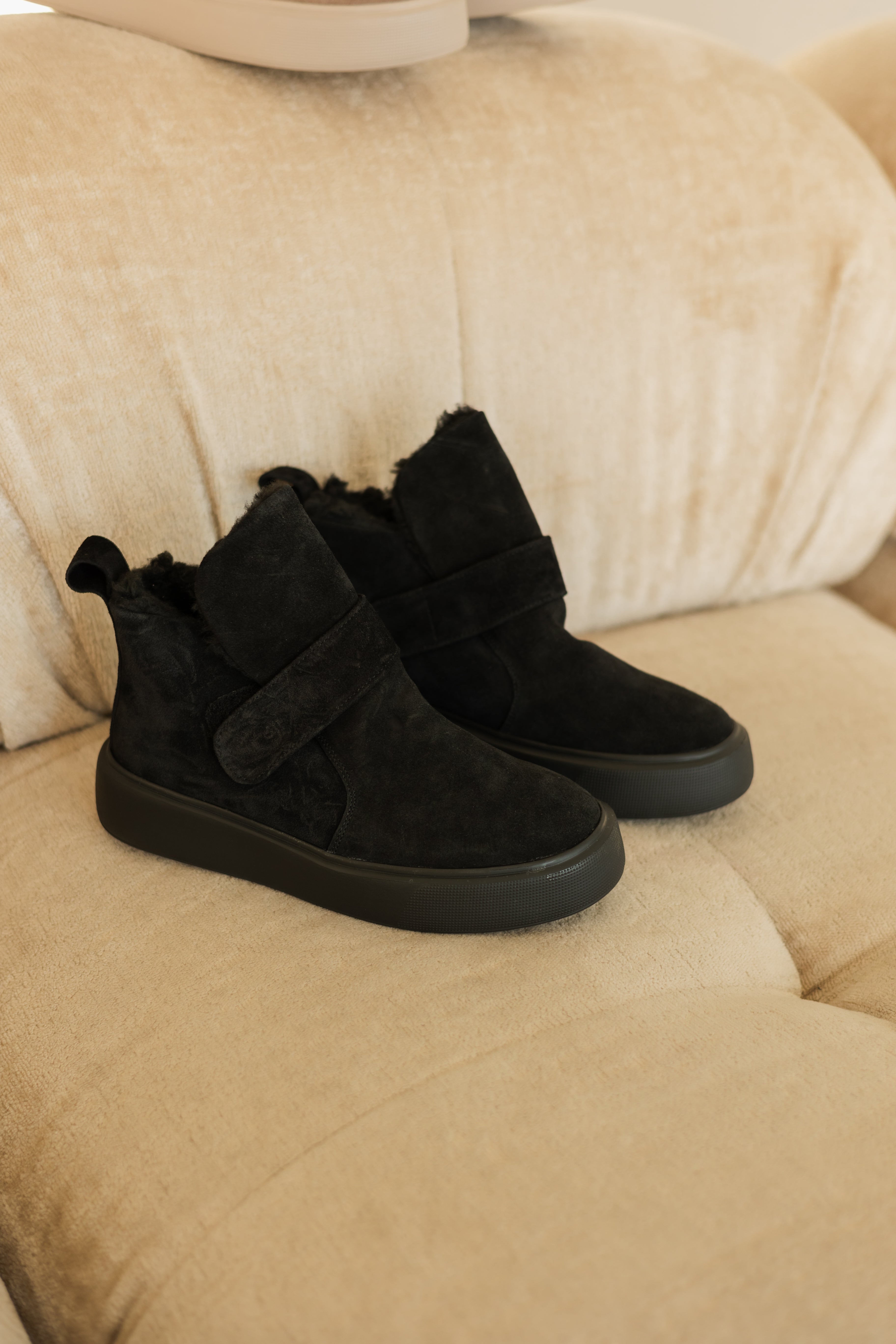 Stylish suede boots with fur.