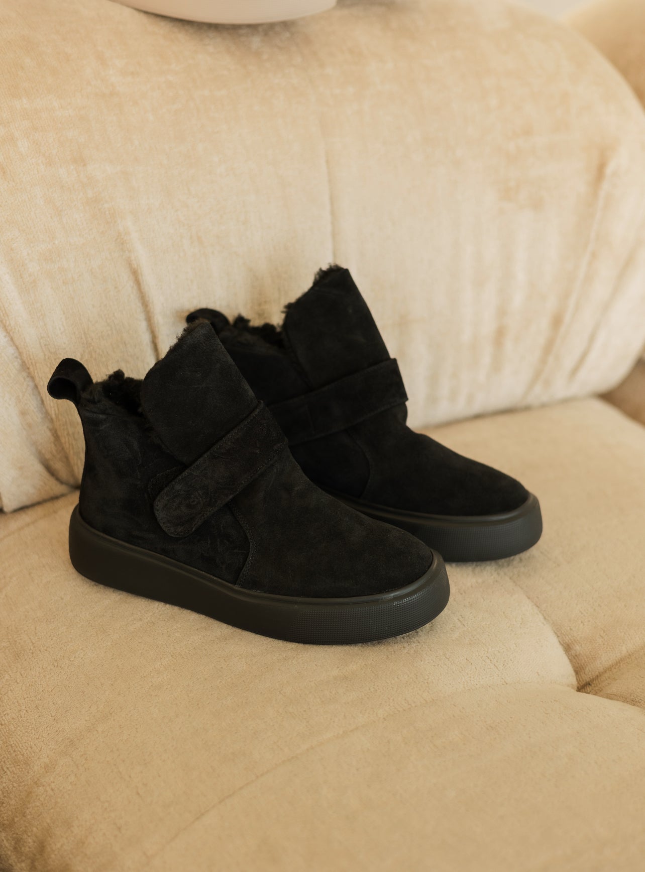 Stylish suede boots with fur.